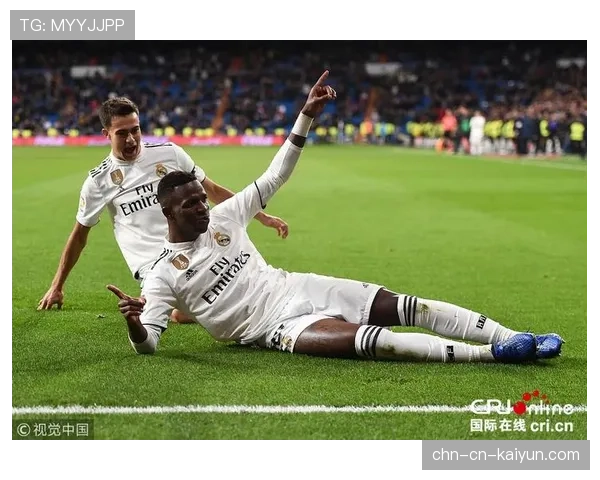 瞬间:维尼修斯后场断球长途奔袭60米助攻,伯纳乌瞬间沸腾 瞬间:维尼修斯后场断球长途奔袭60米助攻,伯纳乌瞬间沸腾